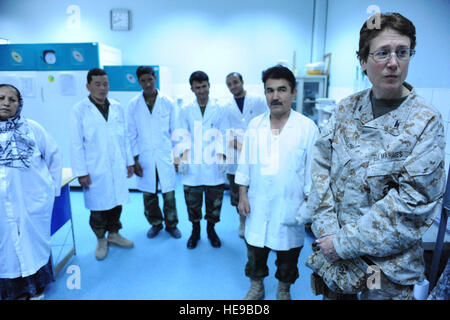 Mazar-E-Shariff-Oberst Sheila Scanlon, NATO Training Mission-Afghanistan Militärberater, besucht die afghanischen medizinischen Teams bei Camp Shaheen Regional Hospital 9. Juni 2010. Das Krankenhaus ist die einzige bekannte medizinische Einrichtung in Afghanistan Afghan National Army, afghanische Polizei und Staatssicherheit Abteilung zusammen mit der lokalen Bevölkerung zu unterstützen. Staff Sergeant Matt Davis) Stockfoto