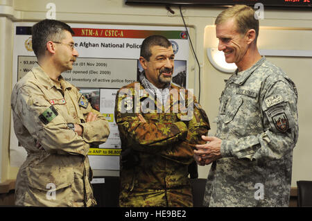 100106-F-7367Y-189 KABUL - kanadische Major General Paul Wynnyk, links, stellvertretender Kommandeur General-afghanischen Nationalarmee Entwicklung und Italienisch Major General Carmelo Burgio, Center, Kommandierender General kombiniert Training Beratung, mit General Stanley McChrystal, Recht, Kommandant, International Security Assistance Force, vor einem Briefing am Camp Eggers, Kabul, Afghanistan am 6. Januar 2010 zu sprechen.   Senior Airman Brian Ybarbo) Stockfoto