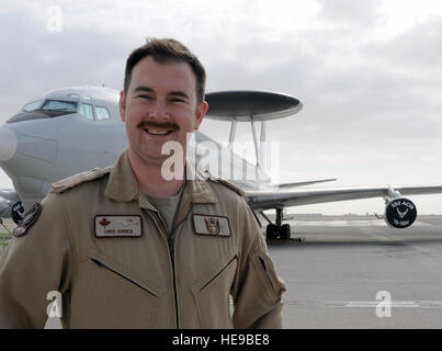 Kanadische Kräfte Capt Chris Horner steht in der Nähe von e-3 Sentry Airborne Warning and Control System Flugzeug bei einer nicht offengelegt Basis in Südwestasien am 28. Januar 2010.  Captain Horner ist einer der fünf Canadian Forces Mitglieder mit der 965th Expeditionary Luft Air Control Squadron eingesetzt.  Die 11-jährigen Canadian Forces Veteran ist Senior Director oder ein Senior Officer bei der e-3 Sentry Waffen.  Der Kapitän wird bereitgestellt von Tinker Air Force Base in Oklahoma, und seine Heimatstadt ist Collingwood, Ontario, Kanada.  (US Air Force Photo/Master Sergeant Scott T. Sturkol Stockfoto