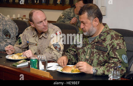 Treffen Sie gen Bismillah Mohammadi, Chef des Stabes der afghanischen Nationalarmee und NATO Training Mission-Afghanistan stellvertretender Kommandeur-Polizei Generalmajor Michael Ward sich zu einem Arbeitsessen. Führer bei NTM-A treffen regelmäßig, um Fortschritte und Probleme im Trainingsprozess zu besprechen. Mohammadi ist seit 2002 Chef des Stabes der afghanischen Nationalarmee. (US Army Foto/Staff Sgt. Jeff Nevison) Stockfoto