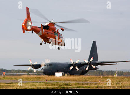 920th Rescue Wing nahmen an einer kanadischen Search and Rescue Übung in Thunder Bay, Kanada im September statt. Das einwöchige, internationale Ereignis beteiligt Hunderte Menschen, darunter ein komplettes Team von 920th Pararescuemen, Besatzungen, Wartung und Support-Crews. Mitglieder der 920th vertrat die Vereinigten Staaten während der Übung. Stockfoto