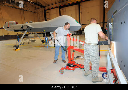 Das MQ-9 Reaper UAV wird von Airmen der 432 Maintenance Group und der 27th Special Operations Aircraft Maintenance Squadron betreut, einschließlich Flügelmontage und Inspektionen, die ferngesteuerte Fähigkeiten bereitstellen. Stockfoto