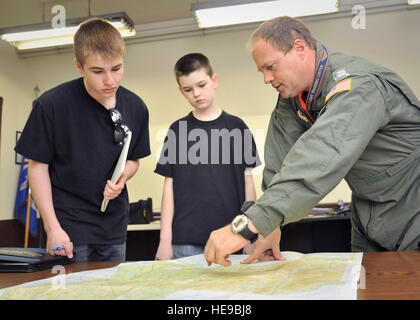 YOKOTA AIR BASE, Japan--Kapitän Brenden Shower, Recht, Civil Air Patrol Ausbilder zeigt CAP Kadetten Flieger 1. Klasse Michael McDougall, Cente und Flieger Devin Geoffray, links, den Flugweg auf einer lokalen Karte während eines Fluges Orientierung an Yokota Air Base, Japan, 19. Mai 2012. Vierteljährliche Leitlinien helfen Kadetten mit Luft-und Grundlagen, Sicherheit von Flugzeugen und Bodenabfertigung Verfahren und Kontrollen während der Kultivierung auch ein Interesse an der Luftfahrt vertraut.  Senior Airman Andrea Salazar) Stockfoto