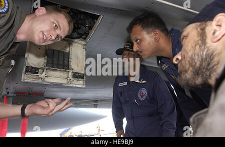 GWALIOR AIR FORCE STATION, Indien--Capt  David Skalicky gibt einen Überblick über eine f-15 Eagle, indische Luftwaffe Offiziere hier nach den Tag fliegen für Cope Indien ' 04, eine bilaterale Kämpfer Übung zwischen indischen und US Air force.  Kapitän Skalicky ist ein Pilot von Elmendorf Air Force Base in Alaska.   Techn. Sgt. Keith Brown) Stockfoto