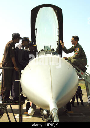 KALAIKUNDA AIR STATION, Indien (AFPN)--Captain Kevin Jones verleiht eine Cockpit-Tour Indian Air Force Piloten während Cope Indien 2006. Die US-Flugzeuge sind derzeit 113 Einsätze mit der indischen Luftwaffe geflogen. Kapitän Jones ist ein f-16 Fighting Falcon-Pilot aus dem 13. Fighter Squadron, Misawa Air Base, Japan.  Tech SGT Martin Jackson) Stockfoto