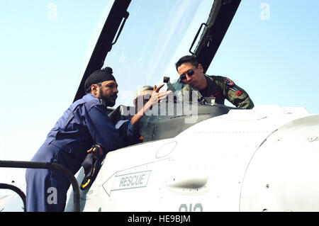 KALAIKUNDA AIR STATION, Indien (AFPN)--Captain Kevin Jones verleiht eine Cockpit-Tour Indian Air Force Piloten während Cope Indien 2006. Die US-Flugzeuge sind derzeit 113 Einsätze mit der indischen Luftwaffe geflogen. Kapitän Jones ist ein f-16 Fighting Falcon-Pilot aus dem 13. Fighter Squadron, Misawa Air Base, Japan.  Tech SGT Martin Jackson) Stockfoto