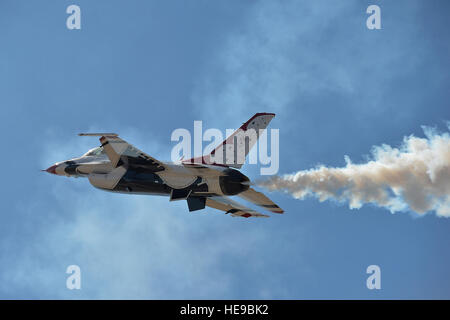 Captain Nicholas Eberling, Thunderbirds Pilot, führt die hohe alpha Manöver während einer Übung auf Luke Air Force Base, Arizona, 1. April 2016. Techn. Sgt. Christopher Boitz) Stockfoto