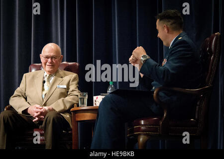 Captain Robert "Bob" Wolff ist während Gathering of Eagles in Holz Auditorium am Air Command and Staff College interviewt. Wolff war ein b-17-Pilot in der US Army Air Corps während des zweiten Weltkriegs. Auf seine achte Kampfeinsatz wurde seine b-17 kritisch beschädigt, zwang ihn zu einem Land in das Wasser stürzt ab, wo er und seine Crew, "The Wolff Pack," von den deutschen gefangen genommen wurden. Wolff monatelang 19 als deutscher Kriegsgefangener bevor Sie schließlich von einem alliierten Panzer am 29. April 1945 freigegeben wird. Für seine Tätigkeiten erhielt er das Distinguished Flying Cross und Air Medal. Capt Wolff ist einer der 12 Adler für 2015 sammeln Stockfoto