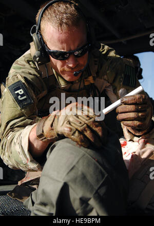 JOINT BASE BALAD, der Irak--Senior Airman Nate Simonson, 64. Expeditionary Rescue Squadron Pararescueman, inspiziert die Augen eines simulierten Patienten auf ein HH - 60G Pave Hawk während ein Trainingsszenario hier 26. September 2009. Pararescuemen mit technischer Ausbildung einmal fertig sind als National registrierten Rettungssanitäter (EMT) Sanitäter. Senior Airman Christopher Hubenthal) Stockfoto