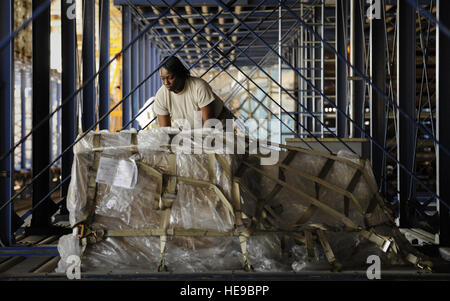 Sherlyn Wilson Staff Sgt (links) prüft die Verrechnung auf einer Palette von Travis Air Force Base, Kalifornien, am 18. April nach einem Luftwaffenstützpunkt im Pazifik, gebunden. Sie ist in der ersten Etage des zweistöckigen Palette-Storage-System. Ein erhöhter Transfer-Fahrzeug. Flieger, die 1. Klasse Stephannie Grier (rechts) von der ETV, beobachtet die nutzt motorisierte Rollen und Kettenfahrzeug montiert machen schnelle Arbeit zum Abrufen von den Dutzenden von Paletten, die die großen Körper Frachtflugzeuge zu füllen, die kommen und gehen von Travis AFB. Grier wird zum 60. Antenne Port Geschwader zugewiesen, und Wilson ist mit der 55. APS. Travis ist der Stockfoto