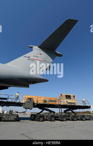 Cargo ist aus einer C-5 b Galaxy 433th Luftbrücke Flügel, Luftwaffe Reserve-Befehl auf der Dover Air Force Base, Del. am 29. Oktober 2013 entladen. Das große Transportflugzeug basiert auf gemeinsamer Basis San Antonio/Lackland, Texas und Rückgabe Geräte in die Vereinigten Staaten Streitkräfte aus Afghanistan zurückgezogen werden. Greg L. Davis) Stockfoto