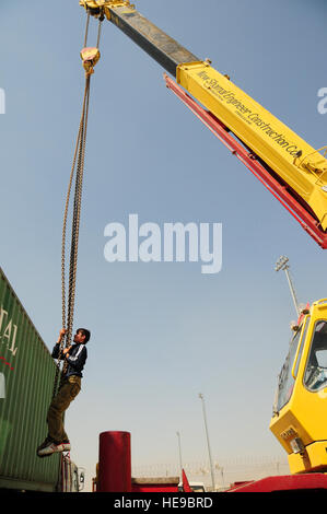 Beim Transport Cargo Trailer am internationalen Flughafen von Kabul, Kabul, Afghanistan, Okt. 3 ist ein afghanischer Junge mit einem Kran gehievt. Die Trucks machten eine routinemäßige Lieferung an 438th Air Expeditionary Wing. Stockfoto