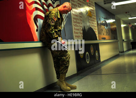 US Air Force Lieutenant Colonel Brian Bohlman, Kaplan, 455. Air Expeditionary Wing, Bagram Air Field, Afghanistan, trifft sich mit und betet mit den Mitgliedern des Klinikum Craig Joint Theater 26. Mai 2012. Kaplan Bohlman arbeitet der Nachtschicht im Krankenhaus und besucht regelmäßig Patienten, amerikanischen und afghanischen, während der Nacht, die ihnen helfen, mit ihrer Situation fertig zu werden. Das Krankenhaus hier beschäftigt 528 gemeinsame medizinisches Personal. Stockfoto