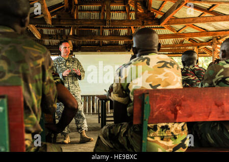 US Army Captain Matt Doughman, Ärzte-Assistent zertifiziert, Medizinische Sektion, 2nd Battalion, 138. Feldartillerie-Regiment, lehrt erste Hilfe und Bekämpfung Feldeinsätze Life Saver an Mitglieder der militärischen in Moroni, Komoren Komoren 22. Januar 2013. Doughman bereitgestellt wird zur Unterstützung kombiniert Joint Task Force-Horn von Afrika, die militärische Operationen, Aktivitäten und Übungen zur Förderung der Partnerschaft, Sicherheit und Wohlstand in Ost-Afrika durchführt.  Airman 1st Class Nicholas Byers Stockfoto