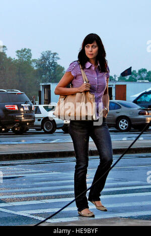 Catherine Bell folgen während der Dreharbeiten einer Szene für eine kommende Episode der Army Wives auf Charleston Air Force base, 7. April, techn. Sgt. Erwin Arguilla und Staff Sgt Jeffrey Graham. Feldwebel Arguilla und Graham arbeiten beide mit der 437th Luftbrücke Flügel Sicherheit. Catherine Bell spielt Lt. Col Sarah MacKenzie für die Show Army Wives. Airman 1st Class Katie Gieratz) Stockfoto