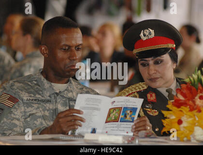 BAGRAM AIR BASE, Afghanistan - Major General Rodney Anderson, stellvertretender Kommandierender sehen allgemeine kombiniert Joint Task Force-82 Support und Major General Khatool Mohammadzai, Afghan National Army, durch das Programm während des internationalen Frauentages veranstaltet März 3. Hunderte erwies sich die Festlichkeiten gemeinsam feierten die Frauen der Welt und den Beitrag von Frauen für Frieden und Sicherheit ausgezeichnet.  Master Sergeant Demetrius Lester) Stockfoto