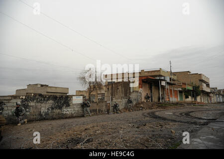 US-Soldaten aus 3. Brigade, 1. Kavallerie-Division, sorgen für Sicherheit während einer Mission mit irakische Nationalpolizei, Häuser und Volkszählungsdaten von Männern in jedem Haushalt im Stadtteil Zinjali von Mosul, Irak, 28. Februar 2009 zu sammeln. Stockfoto