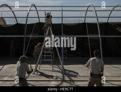 Staff Sgt Donald Scott (links) und Senior Airman Jonathan Brooks (rechts), 455. Expeditionary Bauingenieur-Geschwader, Pull-up-Zelt bedecken, 25. Juni 2016, Bagram Airfield, Afghanistan. Alle Flüge innerhalb der 455. ECES, einschließlich der Strukturen, Schmutz jungen und Elektro-, kam zusammen, um ein neues Zelt macht Produktion und Heizungs-, Lüftungs- und Klimaanlage Geschäfte zu verlagern.  Senior Airman Justyn M. Freeman) Stockfoto