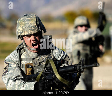 Master Sgt. Douglas Clayton setzt seine Ausbildung im Verlauf 75. Sicherheit Kräfte Squadron Combat Readiness Training bei Hill Air Force Base in Utah, 18. Oktober 2010 zu verwenden. Der einwöchige Kurs bereitet körperlich und geistig Flieger Bereitstellungen. Sergeant Clayton ist der Flug Chef für das Geschwader. Staff Sgt. Bretagne Barker) Stockfoto