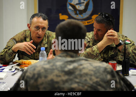 Genießen Sie Mittagessen zusammen folgende willkommen Farah Provincial Reconstruction Team (PRT) Änderung der Befehl Zeremonie, 13. März 2010, der regionalen Kommando West (RC-West)-Kommandant, Italienisch Major General Alessandro Veltri und der Task Force Süd Kommandant, Italienisch Oberst Massimo Raccanpo, U.S. Navy Commander Jim Mann, neuer Farah PRT-Kommandeur, der Forward Operating Base (FOB) Farah, Afghanistan. Stockfoto