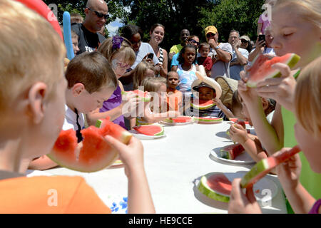 Kinder antreten in einer Wassermelone-Wettessen während der Shawsome Mega Sonntag Veranstaltung auf Shaw Air Force Base, S.C., 25. August 2013. Die Kapelle veranstaltete die kostenlose Messe um die Moral auf Basis zu fördern. Gab es andere Veranstaltungen, an denen Besucher wie eine Wasser-Ballon-werfen und eine Schnitzeljagd teilnehmen konnte.  Airman 1st Class Krystal M. Jeffers Stockfoto