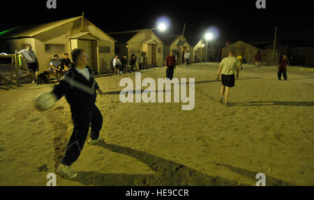 BAGRAM AIR FIELD, Afghanistan--ch. (Capt) Andrew McIntosh, medizinische Task Force Thows ein Fußball ball hier Okt. 3. Kaplan McIntosh beteiligt sich das wöchentliche multi-nationalen Fußballspiel, Vertiefung seiner Verbundenheit mit der Koalitionstruppen, die mit der Task Force Medical arbeiten. Kaplan McIntosh ist ein südlicher Baptist bereitgestellt vom 11. Flügel Bolling Air Force Base in Washington D.C.  Staff Sgt Samuel Morse Stockfoto