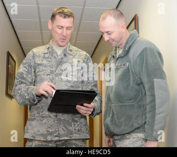 US Air Force major Randy Croft, Kaplan, links, 100. Air Refueling Wing stellvertretender Kaplan von Walla Walla, Washington, spricht mit US Air Force Staff Sgt Joshua Hartvigsen, 100. ARW Pfarrhelfer von Bountiful, Utah, 3. Februar 2015, in der Kapelle an RAF Mildenhall, England. Seelsorger und Kaplan Assistenten dienen oft zusammen, wie manchmal Flieger im Gespräch mit einem eingetragenen Mitglied fühlen kann.  Gina Randall Stockfoto