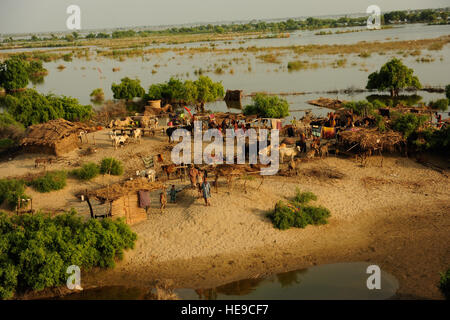 US Marine Corps CH-46 Sea Ritter Hubschrauber zugewiesen, die 15. Marine Expeditionary Unit fliegt über Sandbänke umgeben von Hochwasser Lieferungen zu lokalen Pakistaner in der Provinz Sindh, Pakistan zur Unterstützung der Flut Hilfsmaßnahmen am 5. September 2010 raus.  Staff Sgt Andy M. Kin / veröffentlicht) Stockfoto