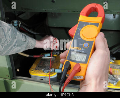 Ein Geselle für die Energieerzeugung mit der 97. Civil Engineer Squadron auf der Altus Air Force Base, Oklahoma, überprüft die Batteriespannung des Generators mit einem Multimeter, um die Betriebsbereitschaft und Wartung von unternehmenskritischen Stromversorgungssystemen zu gewährleisten. Stockfoto
