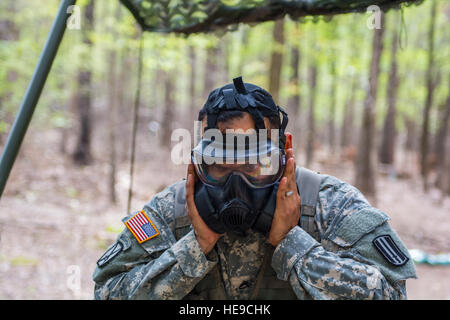 Staff Sgt Juan Salgado, Co. A., 3. Mrd. 60. inf Reg., prüft das Siegel auf seine schützende Maske während der Runde robbin Testen der Experte Infanterie Abzeichen-Qualifikation am ft. Jackson, S.C., 31. März 2016 statt. Wetteifern um den begehrten Infanterie Qualifikation waren Soldaten 30 zeitgesteuerte Armee Krieger Aufgaben getestet auf der Armee körperliche Fitness Test, Tag und Nacht Land Navigation komplett neben Wesen. Testen enden am 1. April mit einem Gewaltmarsch 12-Meilen-Zone.  Sgt. 1. Klasse Brian Hamilton/freigegeben) Stockfoto