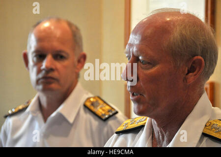 KAPOLEI, HAWAII - Konteradmiral Jack Steer, der Chief Verteidigung der neuen Zealand(left) hört als US Pacific Command (PACOM) Kommandant, U. S. Marine Admiral Robert F. Willard Fragen auf der 12. Chiefs of Defense Jahrestagung am 29. Oktober 2009 im Ko Olina Marriott in Kapolei, Hawaii. Der Zweck der Konferenz ist, militärischen Führungskräften innerhalb der Asien-Pazifik-Region zusammen, um Sicherheitsprobleme zu diskutieren, Beziehungen verbessern und fördern die Zusammenarbeit in Sicherheitsfragen zu bringen.  Insgesamt 22 Ländern besuchten die Konferenz.  U.S.  Air Force Tech Sgt. Cohen A. Young) Stockfoto