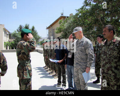 100624-F-5188L-003 KABUL, Afghanistan--Chief Master Sergeant des United States Air Force, James A. Roy besucht die afghanischen Air Force Base in Kabul, Afghanistan am 24. Juni 2010 mit afghanischen Führung und dem amerikanischen Personal kombiniert Luftmacht Übergang Kraft erfüllen. CAPTF Personal sind aufgeladen mit der Verantwortung der Beratung der afghanischen Luftwaffe während der Aufgabe des Aufbaus eine starke, stabile und unabhängige Luftwaffe in der Lage, seine Luft macht und die Förderung der Agenda der Regierung im ganzen Land zu verbreiten.  durch (Captain Robert Leese /). Stockfoto