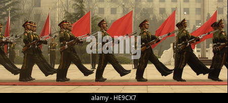 Mitglieder des chinesischen Militärs Ehren Garde März während einer Willkommenszeremonie für Vorsitzender der Joint Chiefs Of Staff Marine General Peter Pace an das Verteidigungsministerium in Peking, China, 22. März 2007.  Staff Sgt D. Myles Cullen. (Freigegeben) Stockfoto