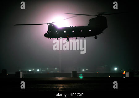 Eine Armee CH-47 Chinook fährt auf einer Nacht-Mission in Bagram Air Feld Afghanistan, 7. November 2012. Der Hubschrauber wird verwendet für den Transport von Menschen und Güter in der gesamten Umgebung. Senior Airman Chris Willis) Stockfoto