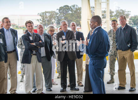 Gen Darren McDew, Air Mobility Command Kommandeur, seine Frau, Evelyn und Chief Master Sgt. Victoria Gamble, AMC Befehl Chef, besucht Travis AFB, Kalifornien, 14.-17. Oktober 2014 für die AMC Civic Leader Konferenz. Die Konferenz war eine Gelegenheit für General McDew, seine bürgerlichen Führer erster Hand Blick auf Travis' Mission und Operationen zu bieten. Die bürgerlichen Führer sind zivile Vertreter aus jedem der AMC 15 Stützpunkte und wurden aus ihren Gemeinden durch ihre Basis Kommandanten gewählt. (Freigegeben - Heide Couch) Stockfoto