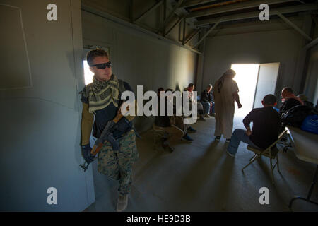 US Marine Sgt. Tyler Burtch, Betreuer, Marine unbemannten Aerial Vehicle Squadron 1, 3rd Marine Aircraft Wing, wartet mit zivilen Rollenspieler während einer städtischen klar Übung im Rahmen der integrierten Training Übung 2-16 im Marine Corps Air Ground Combat Center Twentynine Palms, Kalifornien, 11. Februar 2016. MCAGCC führt relevant Leben Feuer kombinierte Waffen, urbane Operationen und Gelenk/Koalition Ebene Integration, Ausbildung, fördern operativen Kräfte bereit.  Senior Airman Steven A. Ortiz Stockfoto