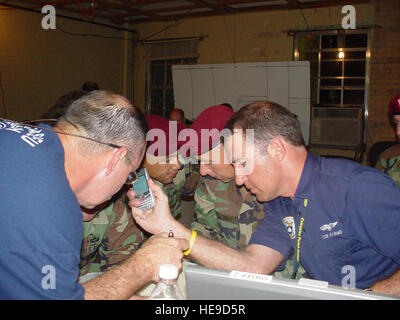 Civil Air Patrol Oberst Rock Palermo, Recht und Mitglieder der 82nd Airborne teilnehmen an einer Telefonkonferenz mit der National Weather Service, wie Hurrikan Rita macht Landfall. Nach Hurrikan Rita war Oberst Palermo fast drei Wochen Leitung der lokalen Notfall-Operationen in seiner Heimatstadt Lake Charles. Er wurde als Operationen Chef und später stellvertretender Direktor wegen seiner letzten Desaster Managementerfahrung Abschnitt ausgewählt. Tom R. Malmay Jr.) Stockfoto