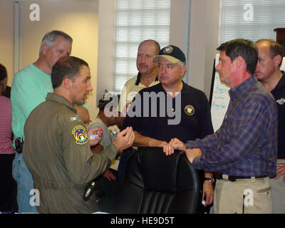 Civil Air Patrol Oberst Rock Palermo bespricht Hurrikan Rita Hilfsaktionen in Lake Charles, Louisiana, mit Chuck Kleckley, Repräsentant des Staates Louisiana; Hal McMillin, Calcasieu Parish-Polizei-Jury-Präsident; Ronnie Johns, Repräsentant des Staates Louisiana; und David Vitter, US-Senator von Louisiana. Oberst Palermo war fast drei Wochen Leitung der lokalen Notfall-Operationen in seiner Heimatstadt Lake Charles. Er wurde als Operationen Chef und später stellvertretender Direktor wegen seiner letzten Desaster Managementerfahrung Abschnitt ausgewählt. Tom R. Malmay Jr.) Stockfoto