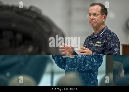 Vorsitzender der Joint Chiefs Of Staff Marine Admiral Mike Mullen befasst sich mit die Nellis Air Force Base, Nevada, Rettung Gemeinschaft vor der Verleihung der Bronze Stars mit Tapferkeit an drei 58. Rescue Squadron Pararescuemen 13. April 2011. US Air Force Tech Sergeant Jeffrey Hedglin, techn. Sgt. Ryan Manjuck und Staff Sgt Asher Woodhouse erhielt den Bronze Star für ihre Heldentaten während amerikanische Soldaten in Afghanistan letztes Jahr zu retten. Stockfoto