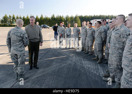 Marine Corps General Joseph F. Dunford, der Vorsitzende der Joint Chiefs Of Staff, erkennt ein Flieger, prägen ihn für seine engagierte Mitarbeit auf Yokota Air Base, Japan, 4. November 2015. Dunford gedauert, mit Yokota Flieger, zu sprechen, die in aeromedical Evakuierungstraining teilnahmen erinnerte sie an die Bedeutung der Bereitschaft und der Ausbildung.  Staff Sgt Cody H. Ramirez Stockfoto