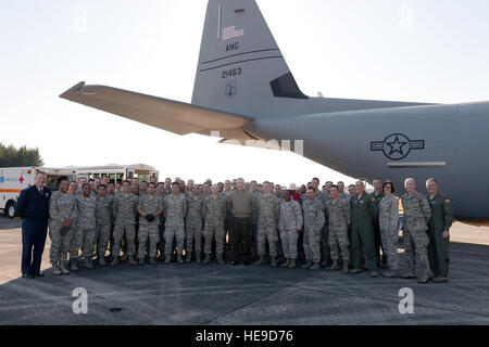 Marine Corps General Joseph F. Dunford, der Vorsitzende der Joint Chiefs Of Staff, und Generalleutnant John Dolan, US Forces Japan Kommandant, nehmen Sie ein Gruppenfoto mit Mitgliedern der Community auf Yokota Air Base, Japan, 4. November 2015. Dunford, der ranghöchste Militär Mitglied in das Department of Defense, nahm sich Zeit mit Soldat innen Yokota, sprechen daran zu erinnern, die Bedeutung der Bereitschaft und der Ausbildung.  Staff Sgt Cody H. Ramirez Stockfoto