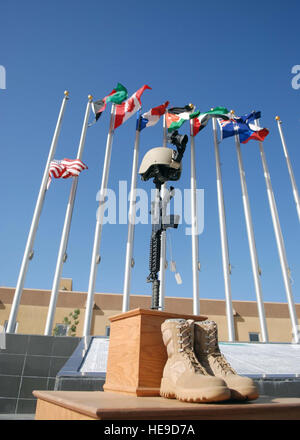 Die Männer und Frauen die kombiniert gemeinsame Special Operations Task Force-Afghanistans veranstaltet einen Gedenktag "Ehre und Gedenken" Zeremonie im Camp Vance, Bagram Air Field, 31. Mai.  Ein Helm, Waffe, Stiefel und Erkennungsmarken, befinden sich in einer Position der Ehre am CJSOTF-A Camp Vance Memorial wo die Namen der gefallenen eingraviert sind. Stockfoto