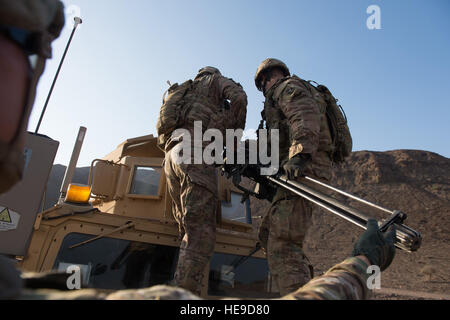 US-Soldaten zugewiesen Delta Company, 2. Bataillon, 124. Infanterie-Regiment, kombiniert Joint Task Force-Horn von Afrika (CJTF-HOA), mount ein M2A1 Maschinengewehr, ein Humvee während einer live-Feuer-Übung in Arta, Dschibuti, 8. Januar 2016. Durch eine einheitliche Vorgehensweise mit USA und internationalen Partnern in Ostafrika CJTF-HOA Sicherheit Kraft Hilfe führt, führt militärisches Engagement, Kraft schützt und bietet die militärische Unterstützung gegen gewalttätige extremistische Regionalorganisation Operationen um ausgerichteten regionalen Bemühungen unterstützen, regionalen Zugang und Bewegungsfreiheit zu gewährleisten und Stockfoto