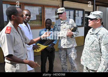 US Army Captain Christopher Carbone, rechts, und US-Armee Generalmajor (Dr.) Thomas Webster, Mitte rechts, sprechen Sie mit Burundi National Defense Force (BNDF) Mediziner während eines Krankenhaus-Bewertung in Bujumbura, Burundi, 21. März 2014. Webster und Carbone, 443rd Civil Affairs Bataillon, kombiniert Joint Task Force-Horn von Afrika, durchgeführten Bewertungen durch, um herauszufinden, ob es Interesse an Austausch von Fähigkeiten oder Informationen. Das Krankenhauspersonal behandelt BNDF verwundete Krieger, die in Somalia während der Mission der Afrikanischen Union in Somalia Operationen verletzt worden sind.  Staff Sgt Christopher Gross) Stockfoto