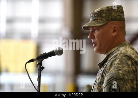 US-Armee Generalmajor Mark Stammer, Abfahrt kombiniert Joint Task Force-Horn von Afrika Kommandierender general, spricht bei einer Änderung der Befehl Zeremonie 13. April 2016, am Camp Lemonier, Dschibuti. Stammeln wird CJTF-HOA vor einem Jahr angekommen und nun der stellvertretende Kommandeur des i. Korps am Joint Base Lewis-McChord, Wash  Staff Sgt Kate Thornton) Stockfoto