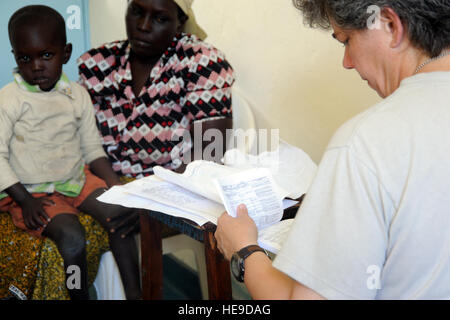 US Army Lt. Col. Heather Guess, 448th Civil Affairs Bataillon funktionale Spezialität Team Krankenschwesterpraktiker, sucht Medizin Dosierungen während einer medizinischen Civic Action Program oder MEDCAP, in Lunga Lunga, Kenia, 23. August 2012. Das zivile Angelegenheiten Bataillon erhält, kombiniert Joint Task Force - Horn von Afrika oder CJTF-HOA. CJTF-HOA beteiligt sich an vielen MEDCAPs in ganz Ostafrika, mit dem Ziel, die Fähigkeiten des Gesundheitspersonals Gemeinschaft stärken, Gemeinschaft insgesamt Gesundheit zu verbessern, bieten medizinischen Versorgung in unterversorgten Gemeinden und entwickeln Vertrauen mit Partnerstaaten. Stockfoto