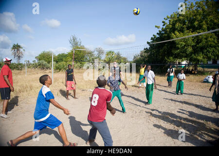 Schüler aus der Grundschule Mokowe spielen Volleyball mit Mitgliedern der kombiniert Joint Task Force - Horn von Afrika während einer Gemeinschaft Beziehungen Aktivität am Mokowe in Kenia, Sept. 21. Die Service-Mitglieder freiwillig in ihrer Freizeit Zeit spielen mit den Kindern, als auch an einer Fakultät führten englische Diskussionsgruppe teilnehmen. Stockfoto