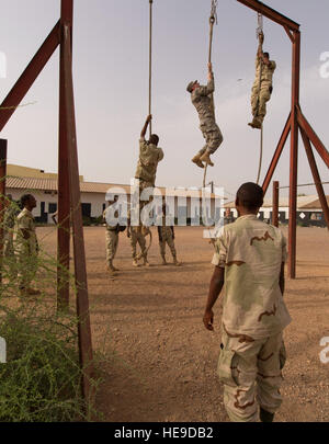 US-Militärangehörige Djiboutian Kadetten während einer Pause 23. Juli 2014, an der Arta Interservice Military Academy in Dschibuti, Bravo Company, 407th Civil Affairs-Bataillon und 2/16. Infanterie-Bataillon Aufstieg Seil zugeordnet. Die Kadetten besuchten sechs Tage des englischen Diskussion und praktische erste-Hilfe-Ausbildung gelehrt von US-Soldaten und Marines von Bravo Company, 407th, zivile Angelegenheiten Bataillon und 2/16. Infanterie-Bataillon, die Komplimente der Englischunterricht und medizinische Ausbildung erhalten sie bei AMIA. Die 407th CA BN fällt unter die kombiniert Joint Task Force-Horn von Afrika. Gemeinsame se Stockfoto