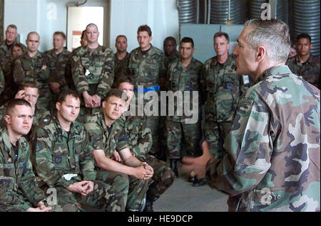 GEN Wesley Clark, Supreme Allied Commander Europe, trifft sich mit Mitgliedern der 510th Fighter Squadron und der 555. Fighter Squadron, die zu Aviano Air Base, Italien, am 9. Mai 1999, zur Unterstützung der NATO-Operation Allied Force bereitgestellt werden. Stockfoto