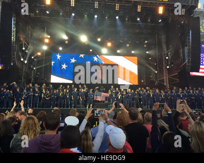 USA-Team-Mitglieder versammeln sich, um auf der Bühne bei der Abschlussfeier der Invictus Games in London 14. September 2014 anerkannt werden. Rund 26.000 Menschen waren vor Ort für die Veranstaltung. (US Air Force iPhone Foto/Senior Airman Zachary Vučić) Stockfoto